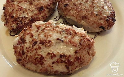 Готовые котлетки выкладываем на тарелку.