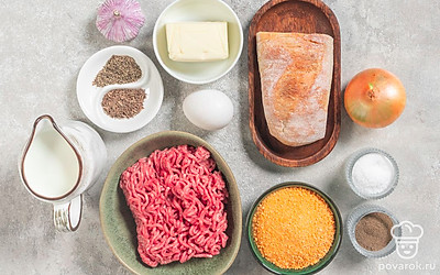 При необходимости разморозьте фарш. Помойте помидоры и огурцы. Почистите репчатый лук и чеснок. 