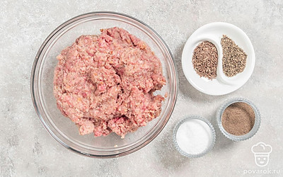 Пропустите репчатый лук, чеснок и замоченный хлеб через мясорубку или пробейте блендером. Добавьте к ним фарш, яйцо, соль, тмин, душистый перец и черный перец. Замесите фарш.