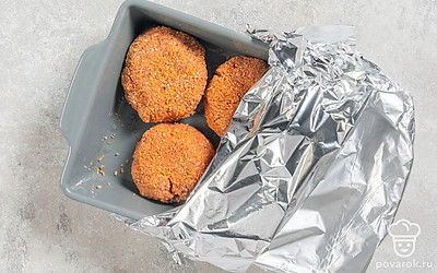 Накройте форму для запекания фольгой и отправьте в духовку. Через 20 минут снимите фольгу. Положите на каждую котлету 0,5 ч.л. сливочного масла и верните в духовку еще на 20 минут, но уже без фольги.