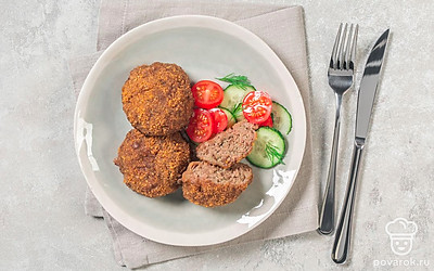 Подавайте котлеты из говяжьего фарша с нарезанными огурцами и помидорами.