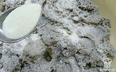 В рыбный фарш добавляем соль, перец и манную крупу. 