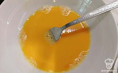 Готовим кляр. Взбиваем яйцо и добавляем соль. 