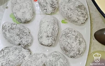 Котлеты обваливаем в муке.