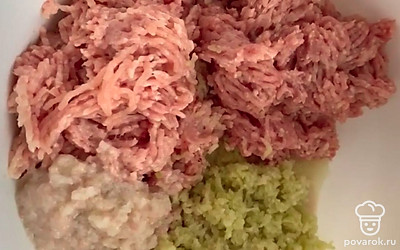 Сделать фарш из куриного мяса, кабачка и лука. Посолить, поперчить, добавить зелень и тертый сыр.