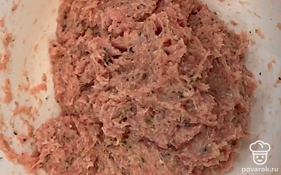 Все перемешать, сформировать котлеты. Выложить на противень. 