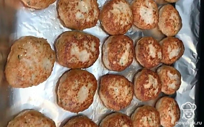 Выпекать в духовке 20 минут при температуре 120 градусов. 