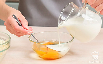 Подготовьте все ингредиенты. Лаваш порежьте на части, соответствующие размеру формы для запекания, чтобы получилось 8 слоев. Моцареллу и твердый сыр натрите на крупной терке, равномерно перемешайте. Разделите на 8 частей. Яйца с кефиром взбейте венчиком. Растопите сливочное масло.