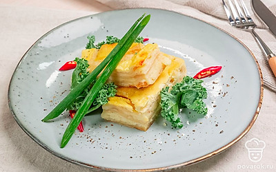 Подавайте ачму горячей со стаканом кефира.