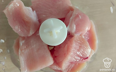 Измельчить филе индейки.