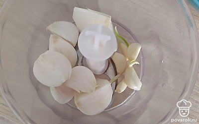 Лук и чеснок почистить, перемолоть.