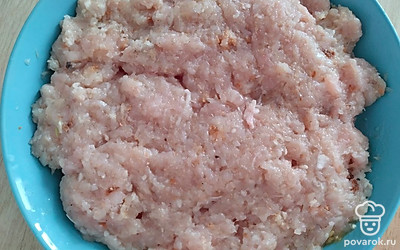 Перемешать, добавить соль, перец.