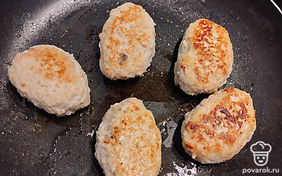 Обжарить с двух сторон, до золотистой корочки, на медленном огне 30 минут.