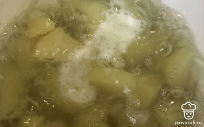 Мелко нарезать и отварить в подсоленной воде.