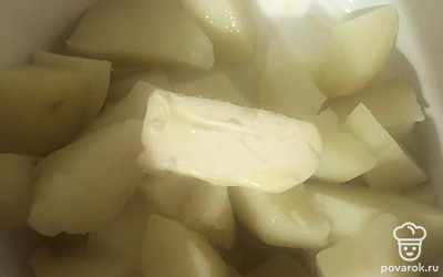 В отварную картошку добавить сливочное масло.