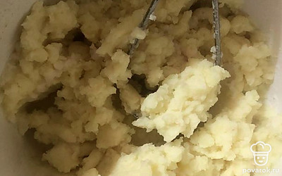 Хорошо размять толкушкой.