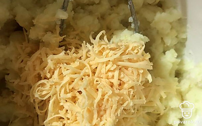 Натереть на мелкой терке сыр и добавить к картошке.