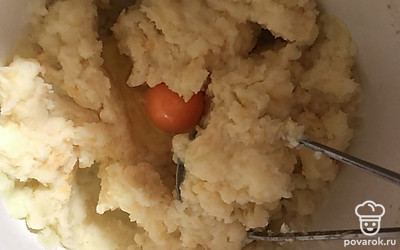 Вбить к пюре яйцо и хорошо перемешать.