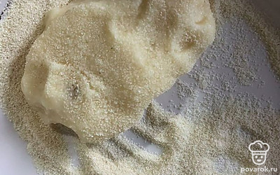 Остудить пюре. Насыпать на тарелку манную крупу. Из двух столовых ложек пюре сформировать котлету.