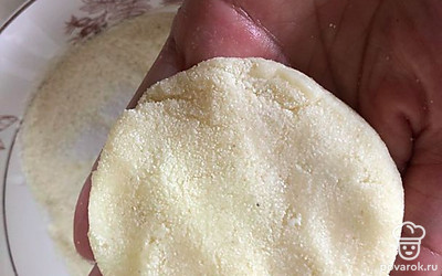 Сделать кругляшок и выложить на слегка смазанную маслом сковороду.