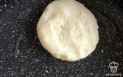 Включить средний огонь и обжаривать, не закрывая крышкой.