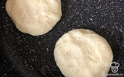 Жарить с двух сторон.