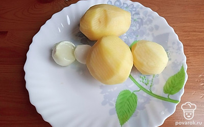 Картофель и лук очистить. 