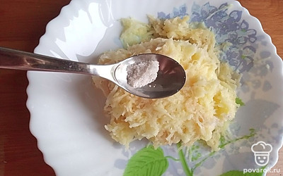 Картошку натереть на мелкой терке и добавить соль. 