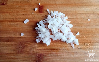 Репчатый лук мелко нарезать. 