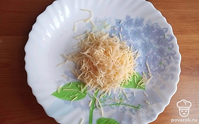 Твердый сыр натереть на мелкой терке. 