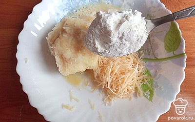 Соединить сыр, картофель, яйцо и добавить муку. Хорошо все перемешать. 