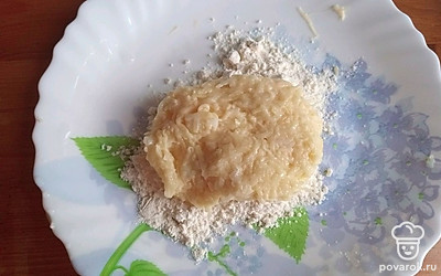 Сформировать котлеты и обвалять в муке с двух сторон. 