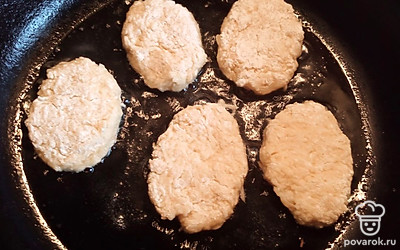 Обжарить блюдо на сковороде до золотистой корочки. 