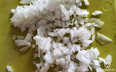 Лук почистить и мелко нарубить.