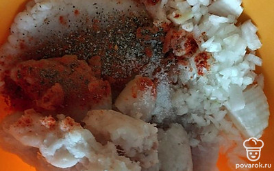 Добавить к фаршу лук, соль, перец по вкусу, немного паприки.