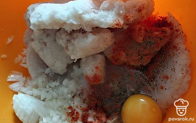 Добавить яйцо и все хорошо перемешать.