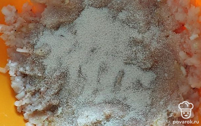 Добавить манку и перемешать. Дать немного постоять, чтобы манка набухла. А тем временем подготовить пароварку.