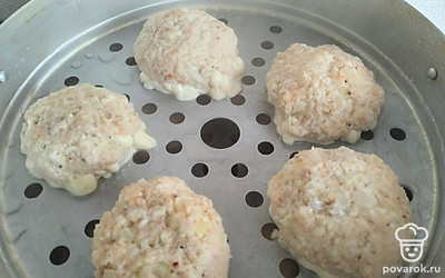 Сформировать котлеты. Выложить на пароварку и варить 20-25 минут. За это время как раз сварится и булгур на гарнир.