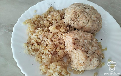 Котлеты получаются сочные и ароматные. Можно использовать любой гарнир, но мы полюбили булгур. Приятного аппетита!