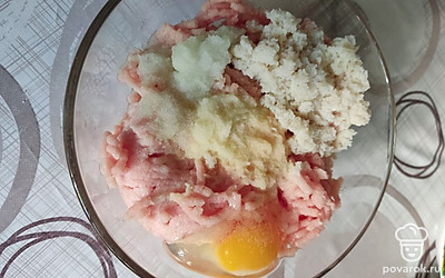 Натрем на мелкой терке картошку, лук. Хлеб замочим в молоке на пару минут. Все отправим к фаршу, разобьем яйцо и посолим.