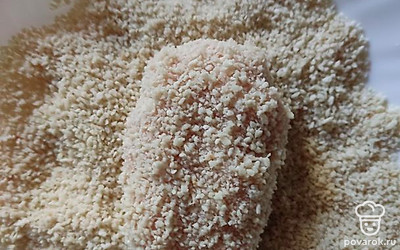 В тарелку насыпаем панировочные сухари и обваливаем в них котлеты.