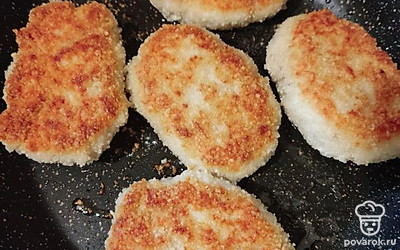 Обжариваем котлеты на среднем огне без крышки с двух сторон.