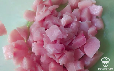 Нарезаем куриное филе небольшими кусочками.