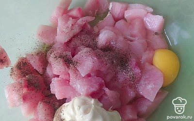 Добавляем к филе яйцо, майонез, соль, перец. Все тщательно перемешиваем.