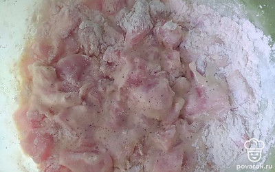 Вводим муку, тщательно мешаем.