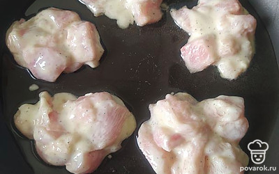 Столовой ложкой выкладываем смесь на разогретую сковороду. Обжариваем с двух сторон, до готовности. 