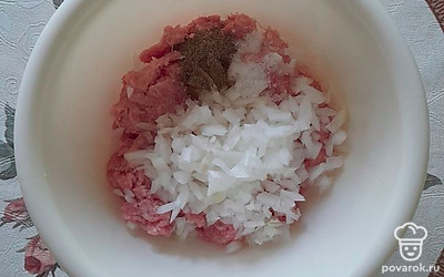 Нарежьте лук кубиком среднего размера и добавьте в фарш. Посолите и поперчите по вкусу, хорошо перемешайте.

