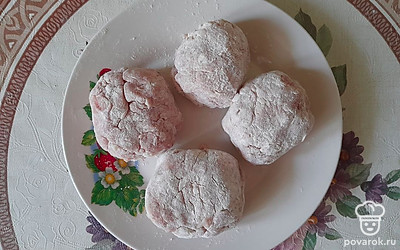 Сформируйте котлеты и обваляйте их в муке.
