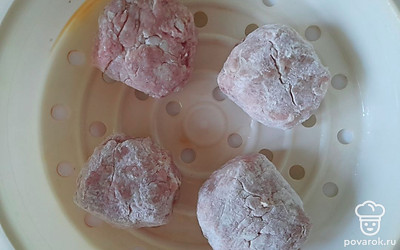 Решетку мультиварки смажьте рафинированным подсолнечным маслом и выложите котлеты.
Готовьте на режиме «пароварка» 35 минут.
