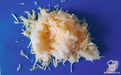 Натрите картофель и репчатый лук. 